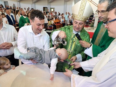 /A/2024/6/B/Biskup Šaško krstio sedmo dijete obitelji Lovrenović i četvrto dijete obitelji Ivić (4).jpg