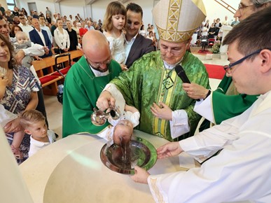 /A/2024/6/B/Biskup Šaško krstio sedmo dijete obitelji Lovrenović i četvrto dijete obitelji Ivić (5).jpg