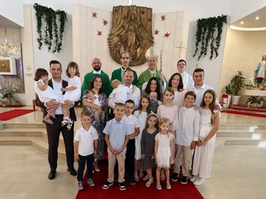 /A/2024/6/B/Biskup Šaško krstio sedmo dijete obitelji Lovrenović i četvrto dijete obitelji Ivić (7).jpg