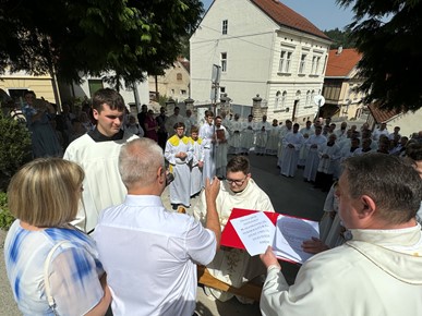/A/2024/7/A/Vlč. Antonio Štengl proslavio mladu misu u Župi sv. Anastazije u Samoboru2024 (4).jpg