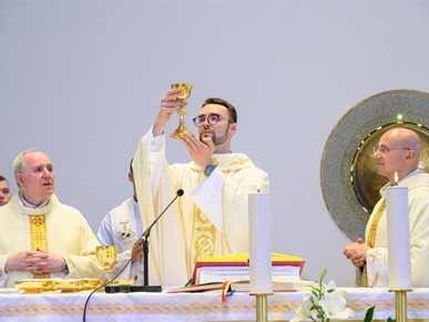 /A/2024/7/D/Vlč. Krešimir Cervelin proslavio mladu misu u Župi sv. Ivana XXIII., pape (2).jpg