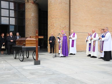 /A/2025/10/B/Sprovodni obredi za preminulog vlč. Ivana Sirovca (1).JPG