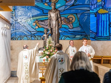 /A/2025/10/B/Vlč. Tenšek slavio misu u zajedništvu s hodočasnicima koji nisu mogli otići u Rim (4).jpg