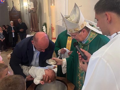 /A/2025/10/C/Biskup Šaško krstio šesto dijete obitelji Duspara (4).jpeg