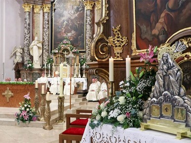 /A/2025/10/D/Biskup Gorski predvodio euharistijsko slavlje svetkovine sv. Terezije Avilske, zaštitnice požeške katedrale (20).jpg