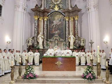 /A/2025/10/D/Biskup Gorski predvodio euharistijsko slavlje svetkovine sv. Terezije Avilske, zaštitnice požeške katedrale (5).jpg