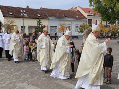/A/2025/10/D/Biskup Gorski predvodio euharistijsko slavlje svetkovine sv. Terezije Avilske, zaštitnice požeške katedrale (9).jpg