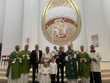 /A/2025/10/F/Biskup Šaško krstio peto dijete obitelji Butigan (1).jpeg