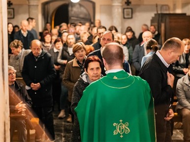 /A/2025/10/F/Mons. Sente predvodio misno slavlje zahvale za početak obnove župne crkve na Dubovcu (3).jpg