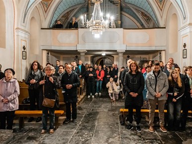 /A/2025/10/F/Mons. Sente predvodio misno slavlje zahvale za početak obnove župne crkve na Dubovcu (4).jpg