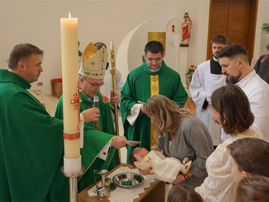 /A/2025/10/G/Kardinal Bozanić krstio sedmo dijete obitelji Dubravčić (1).jpg