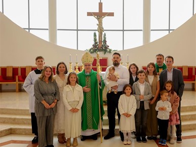 /A/2025/10/G/Kardinal Bozanić krstio sedmo dijete obitelji Dubravčić (2).jpg