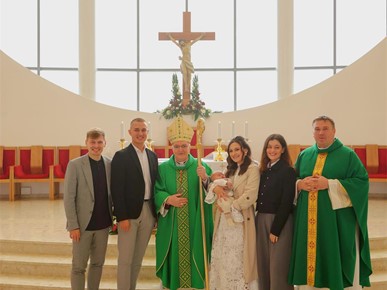 /A/2025/10/G/Kardinal Bozanić krstio sedmo dijete obitelji Dubravčić (4).jpg