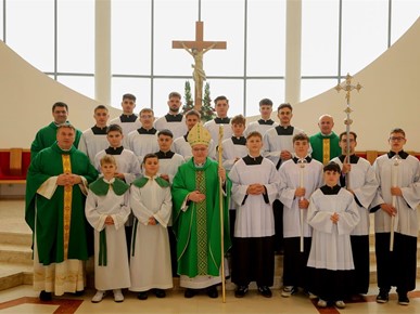 /A/2025/10/G/Kardinal Bozanić krstio sedmo dijete obitelji Dubravčić (5).jpg