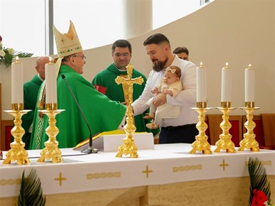 /A/2025/10/G/Kardinal Bozanić krstio sedmo dijete obitelji Dubravčić (6).jpg
