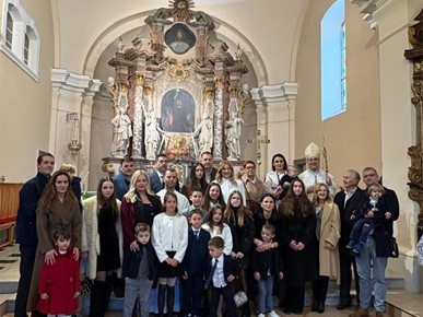 /A/2025/11/C/Biskup Šaško krstio šesto dijete obitelji Ćurković na Ksaveru (1).jpg