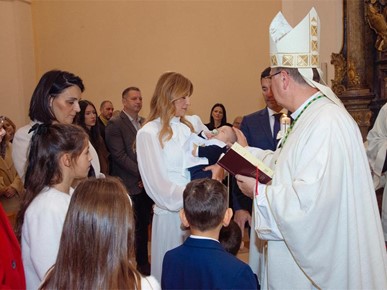 /A/2025/11/C/Biskup Šaško krstio šesto dijete obitelji Ćurković na Ksaveru (10).jpg