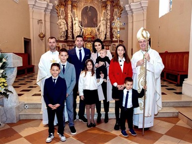 /A/2025/11/C/Biskup Šaško krstio šesto dijete obitelji Ćurković na Ksaveru (2).jpg