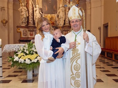 /A/2025/11/C/Biskup Šaško krstio šesto dijete obitelji Ćurković na Ksaveru (4).jpg