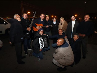 /A/2025/11/C/Caritas, Udruga Savao i učenici VII. gimnazije pohodili zagrebačke beskućnike (1).jpg