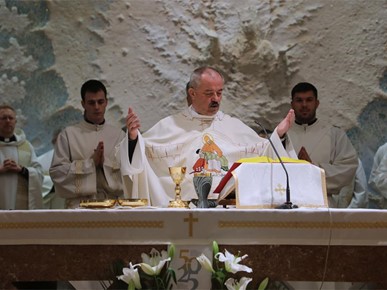 /A/2025/11/C/Nadbiskup Kutleša predvodio misno slavlje povodom 50. obljetnice Župe Duha Svetoga i 25. obljetnice posvete zavjetne crkve Sveta Mati Slobode na Jarunu (20).JPG