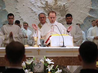 /A/2025/11/C/Nadbiskup Kutleša predvodio misno slavlje povodom 50. obljetnice Župe Duha Svetoga i 25. obljetnice posvete zavjetne crkve Sveta Mati Slobode na Jarunu (21).JPG