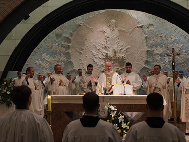 /A/2025/11/C/Nadbiskup Kutleša predvodio misno slavlje povodom 50. obljetnice Župe Duha Svetoga i 25. obljetnice posvete zavjetne crkve Sveta Mati Slobode na Jarunu (22).JPG