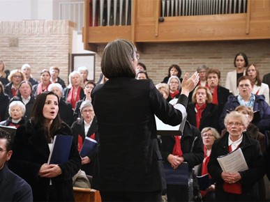 /A/2025/11/C/Nadbiskup Kutleša predvodio misno slavlje povodom 50. obljetnice Župe Duha Svetoga i 25. obljetnice posvete zavjetne crkve Sveta Mati Slobode na Jarunu (26).JPG