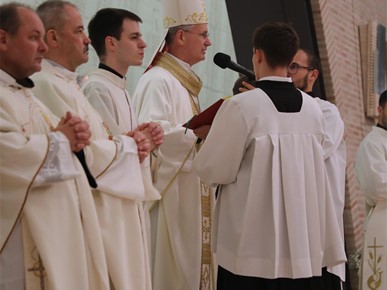 /A/2025/11/C/Nadbiskup Kutleša predvodio misno slavlje povodom 50. obljetnice Župe Duha Svetoga i 25. obljetnice posvete zavjetne crkve Sveta Mati Slobode na Jarunu (29).JPG