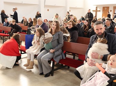 /A/2025/11/E/Biskup Šaško krstio sedmo dijete obitelji Mamić (1).jpeg