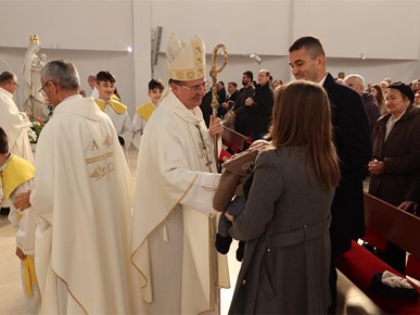 /A/2025/11/E/Biskup Šaško krstio sedmo dijete obitelji Mamić (6).jpeg