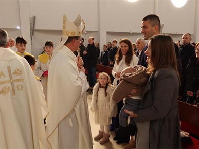 /A/2025/11/E/Biskup Šaško krstio sedmo dijete obitelji Mamić (7).jpeg