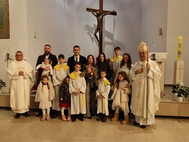 /A/2025/11/E/Biskup Šaško krstio sedmo dijete obitelji Mamić (8).jpeg