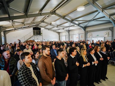 /A/2025/11/G/Kardinal Bozanić blagoslovio oltar u bogoslužnom prostoru Župe bl. Ivana Merza u Španskom (11).jpg