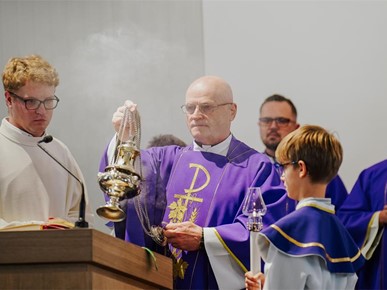 /A/2025/11/G/Kardinal Bozanić blagoslovio oltar u bogoslužnom prostoru Župe bl. Ivana Merza u Španskom (14).jpg