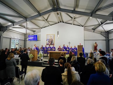 /A/2025/11/G/Kardinal Bozanić blagoslovio oltar u bogoslužnom prostoru Župe bl. Ivana Merza u Španskom (15).jpg