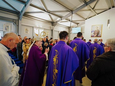 /A/2025/11/G/Kardinal Bozanić blagoslovio oltar u bogoslužnom prostoru Župe bl. Ivana Merza u Španskom (2).jpg