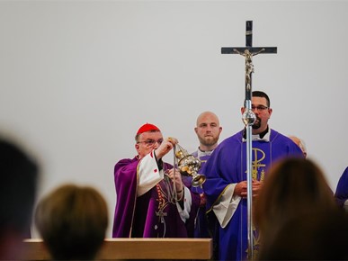 /A/2025/11/G/Kardinal Bozanić blagoslovio oltar u bogoslužnom prostoru Župe bl. Ivana Merza u Španskom (24).jpg