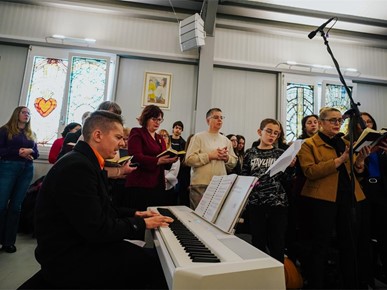 /A/2025/11/G/Kardinal Bozanić blagoslovio oltar u bogoslužnom prostoru Župe bl. Ivana Merza u Španskom (27).jpg