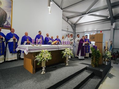 /A/2025/11/G/Kardinal Bozanić blagoslovio oltar u bogoslužnom prostoru Župe bl. Ivana Merza u Španskom (28).jpg