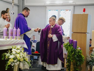 /A/2025/11/G/Kardinal Bozanić blagoslovio oltar u bogoslužnom prostoru Župe bl. Ivana Merza u Španskom (31).jpg