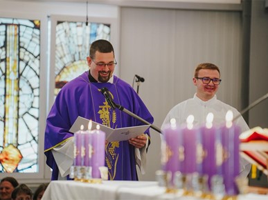 /A/2025/11/G/Kardinal Bozanić blagoslovio oltar u bogoslužnom prostoru Župe bl. Ivana Merza u Španskom (32).jpg