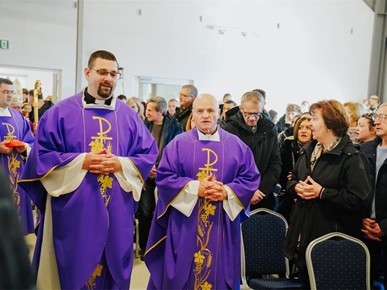 /A/2025/11/G/Kardinal Bozanić blagoslovio oltar u bogoslužnom prostoru Župe bl. Ivana Merza u Španskom (4).jpg