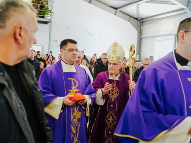 /A/2025/11/G/Kardinal Bozanić blagoslovio oltar u bogoslužnom prostoru Župe bl. Ivana Merza u Španskom (5).jpg