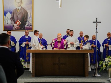 /A/2025/11/G/Kardinal Bozanić blagoslovio oltar u bogoslužnom prostoru Župe bl. Ivana Merza u Španskom (7).jpg