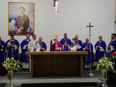 /A/2025/11/G/Kardinal Bozanić blagoslovio oltar u bogoslužnom prostoru Župe bl. Ivana Merza u Španskom (9).jpg