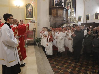 /A/2025/11/Prijenos relikvija/Nadbiskup Kutleša predvodio misno slavlje povodom dolaska relikvija bl. Alojzija Stepinca u Krašić (1).jpg