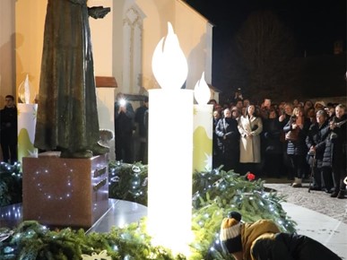 /A/2025/11/Prijenos relikvija/Nadbiskup Kutleša predvodio misno slavlje povodom dolaska relikvija bl. Alojzija Stepinca u Krašić (10).jpg