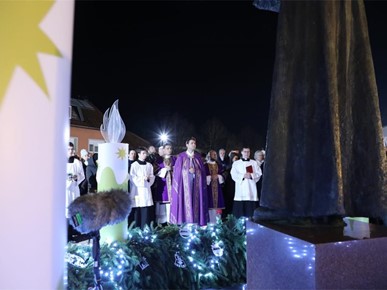 /A/2025/11/Prijenos relikvija/Nadbiskup Kutleša predvodio misno slavlje povodom dolaska relikvija bl. Alojzija Stepinca u Krašić (13).jpg