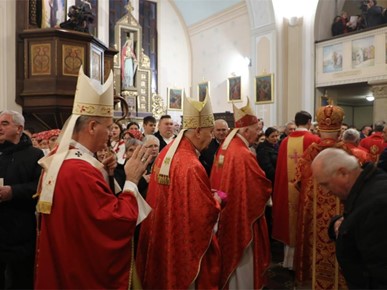 /A/2025/11/Prijenos relikvija/Nadbiskup Kutleša predvodio misno slavlje povodom dolaska relikvija bl. Alojzija Stepinca u Krašić (14).jpg